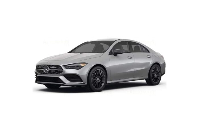 Mercedes-Benz CLA-Class argentée garée sur fond blanc